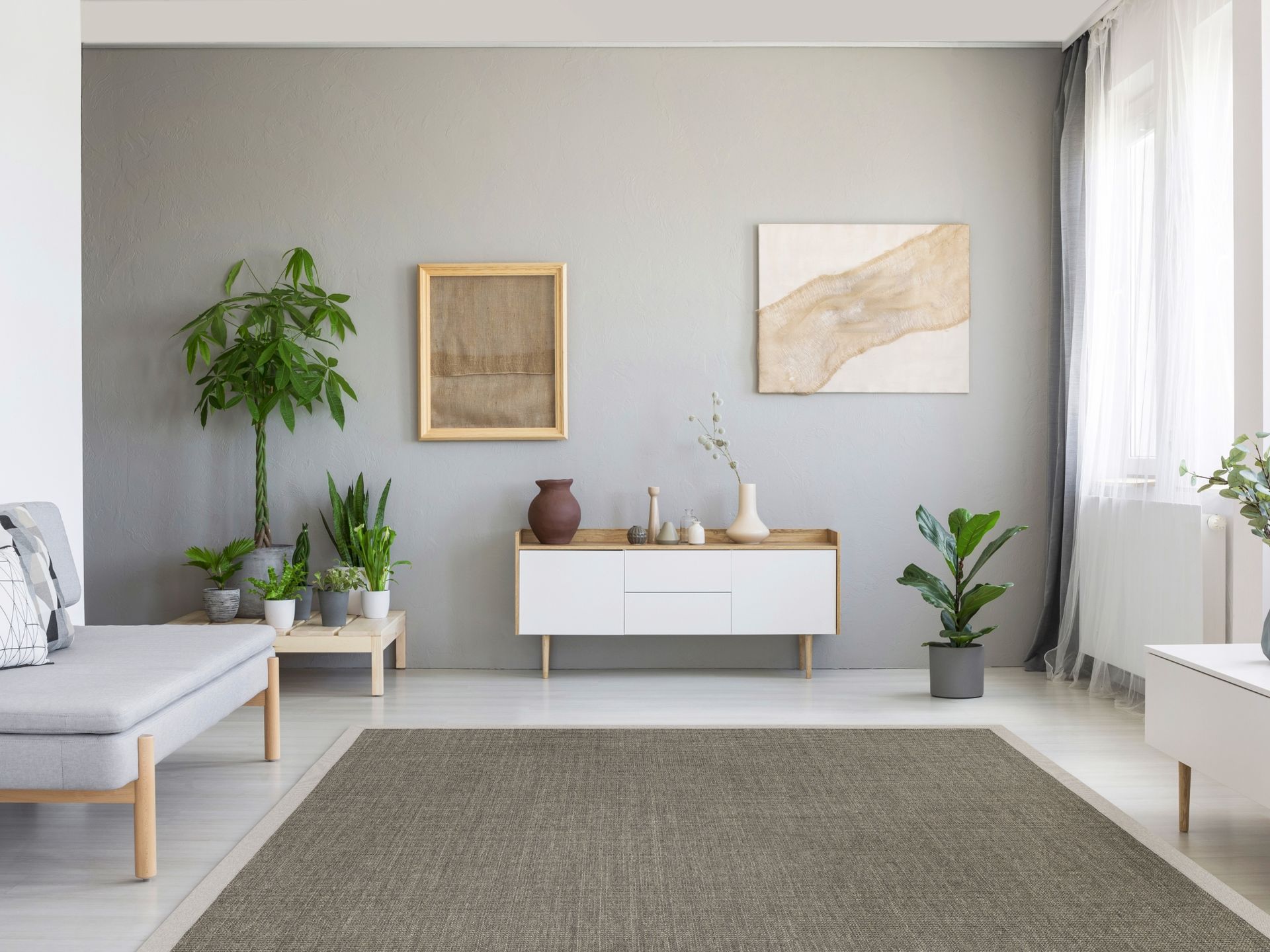 Milieufoto eines grauen Sisalteppichs in einem modernen Wohnzimmer.