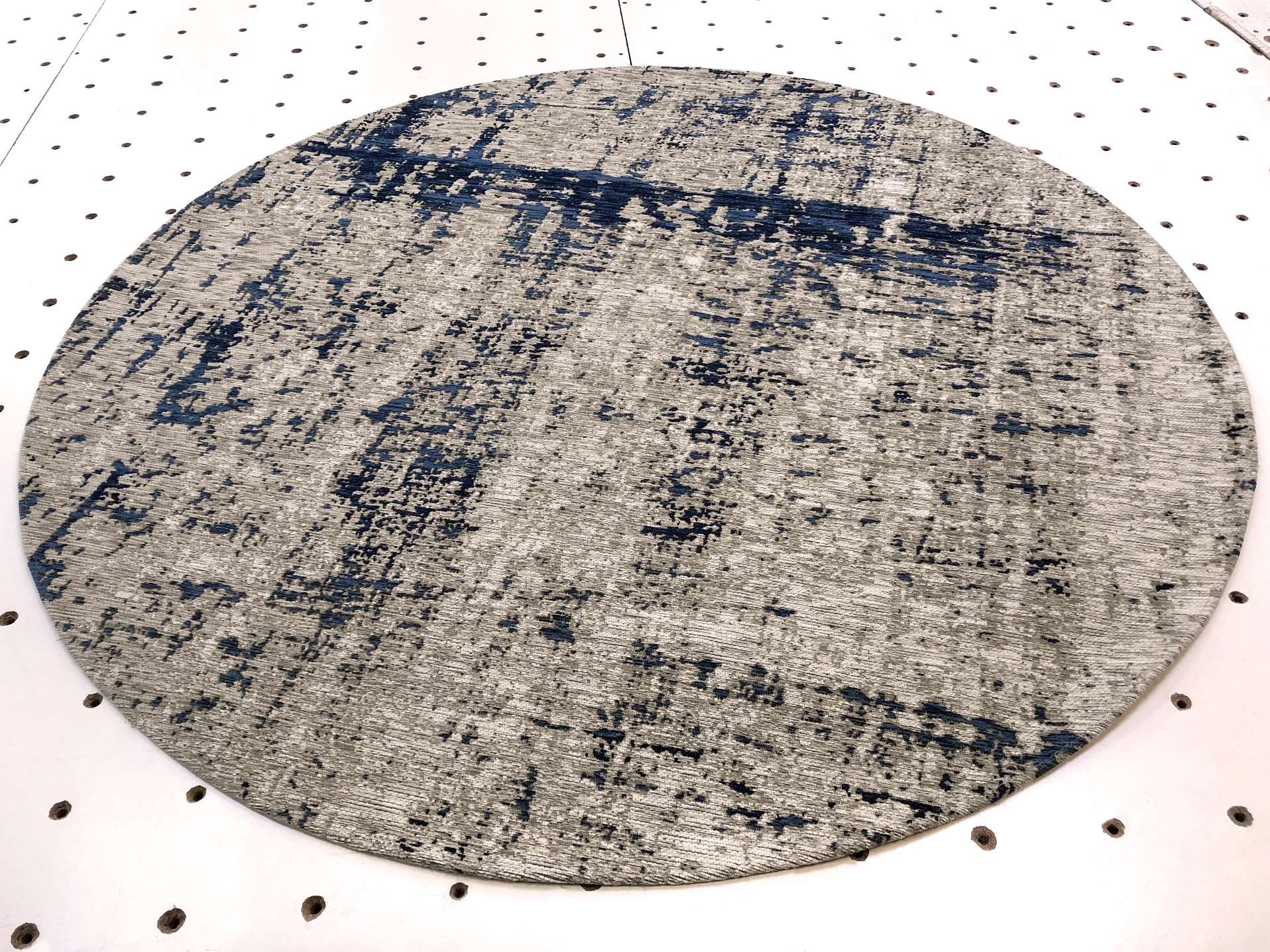 Foto eines Vintageteppichs der im Kundenauftrag kurzerhand rund geschnitten worden ist.
