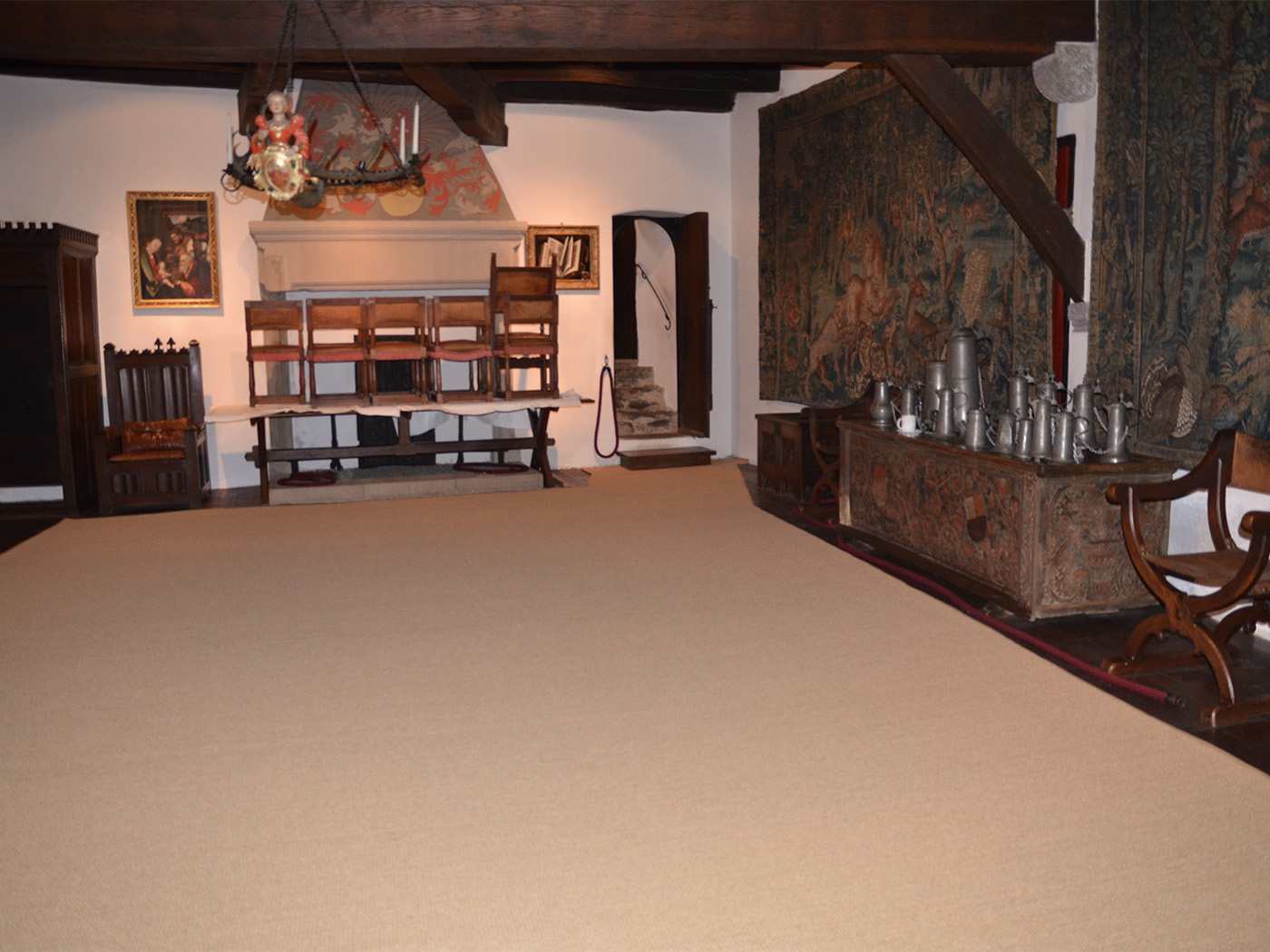 Photo of a fireplace room in Eltz Castle with a large coconut carpet.