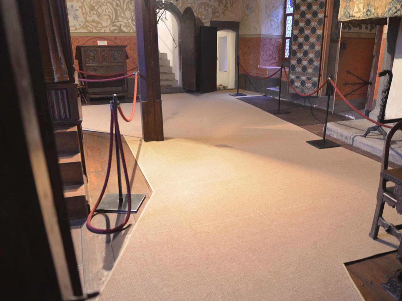 Foto eines großen Kokosteppichs mit vielen Ausschnitten in der Burg Eltz.