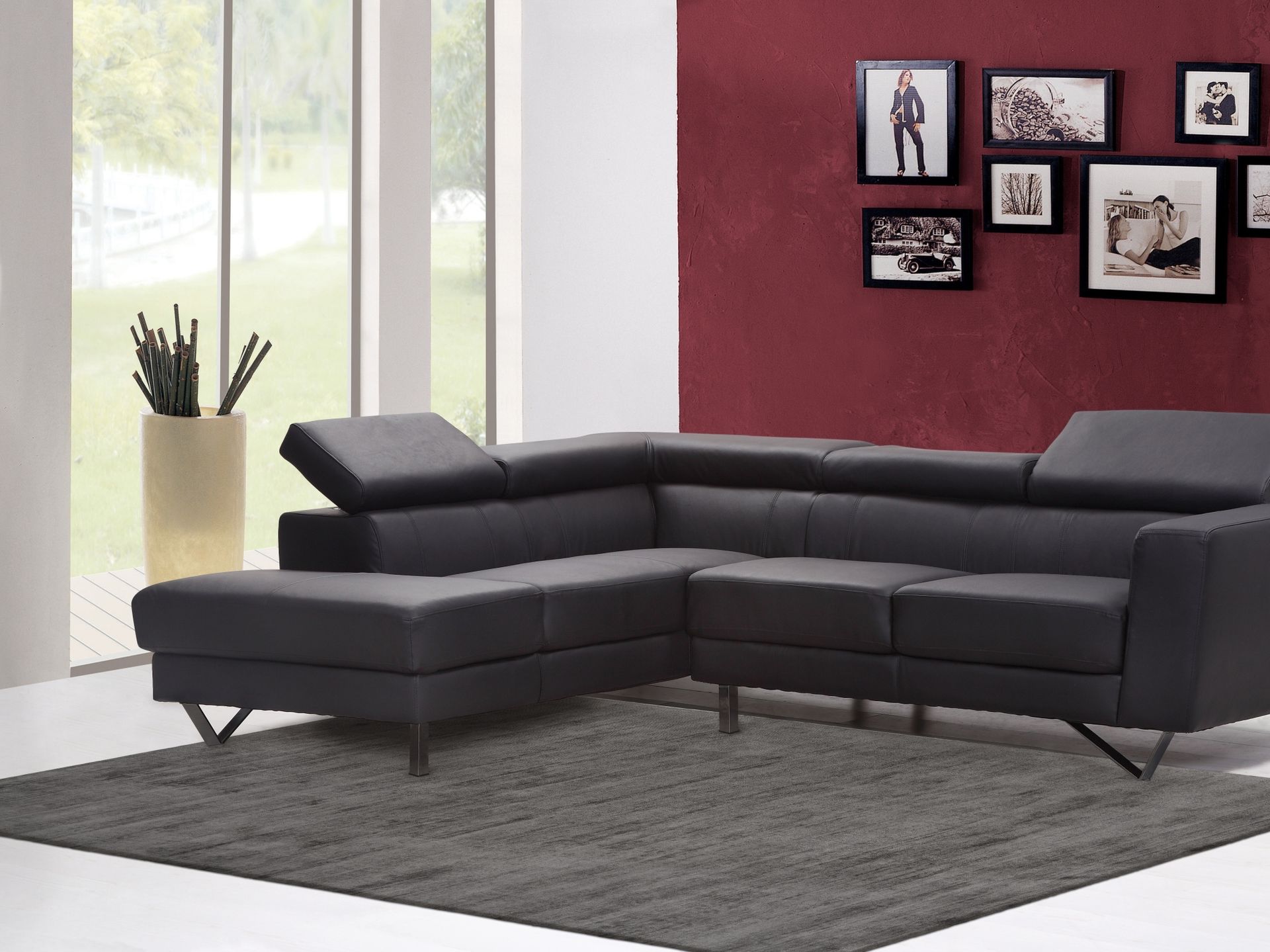 Foto eines grauen Lyocell-Teppichs mit Cut-And-Loop-Optik in einem mordernen Wohnzimmer mit einer schwarzen Couch.