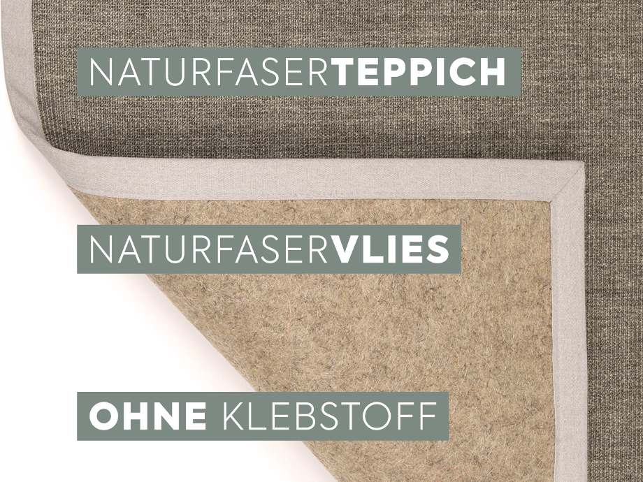 Foto eines umgeklappten Purstoffteppichs mit Vliesrücken mit Beschriftungen: &quot;Naturfaserteppich, Naturfaservlies, ohne Klebstoff&quot;.