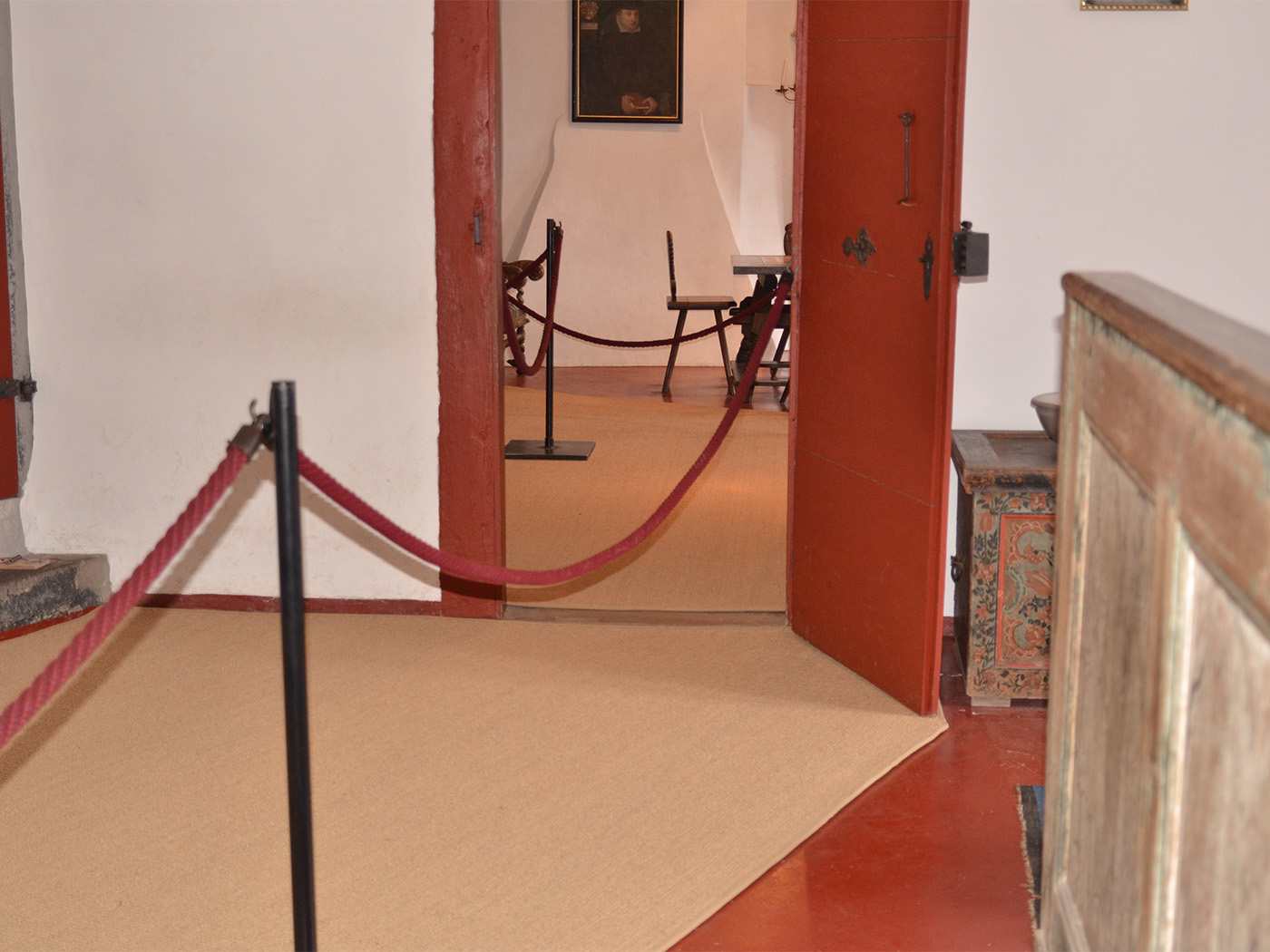 Foto eines Übergangs für Besucher in der Burg Eltz mit Kokosteppichen.