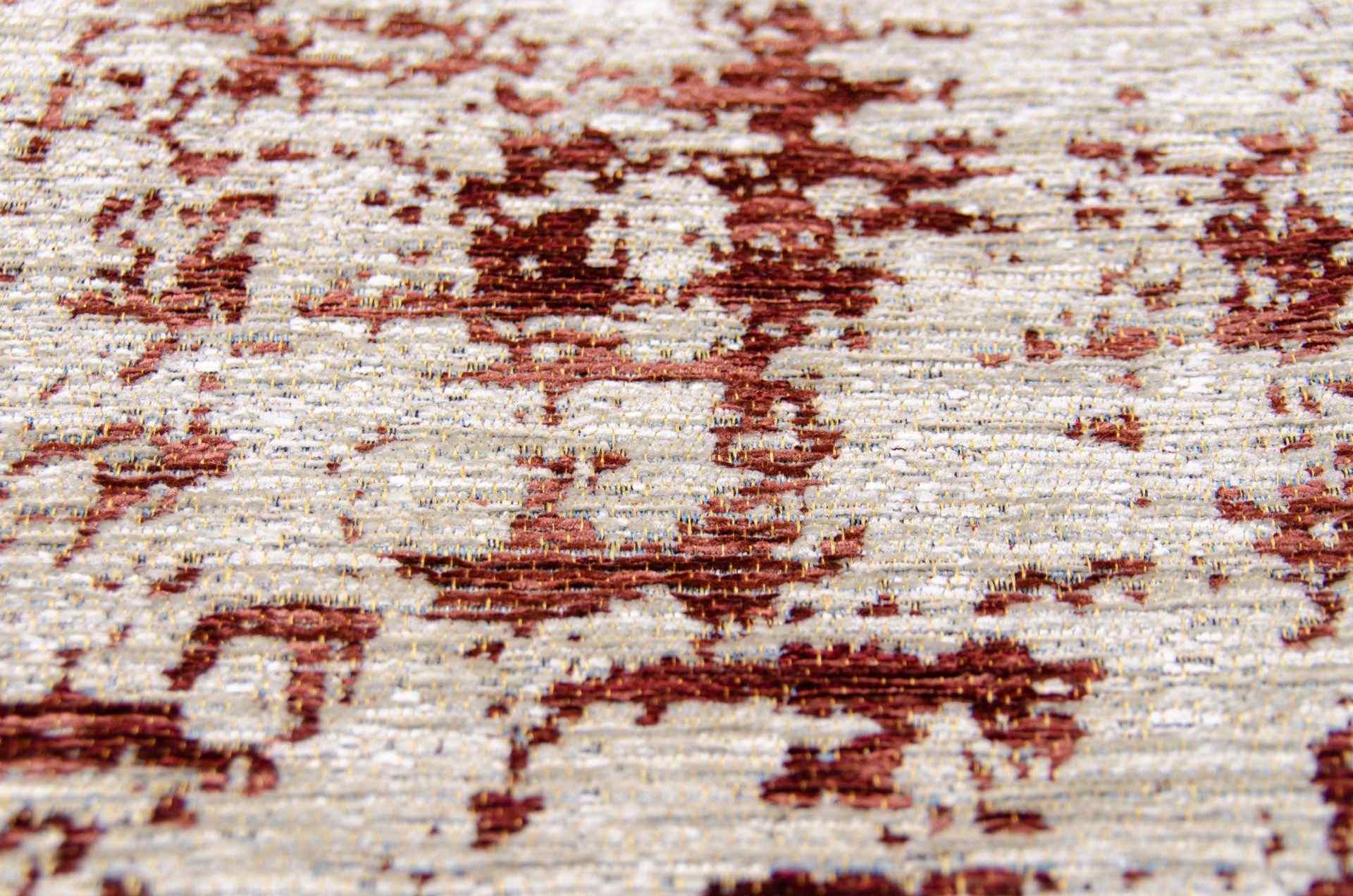 Nachaufnahme eines Chenille-Teppichs in Farbe rot.